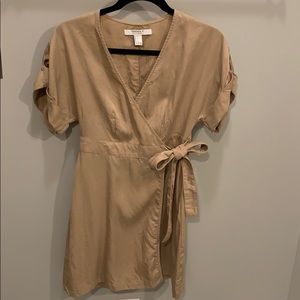 MUST Go!!! 🎉🤩 
Beautiful khaki wrap dress